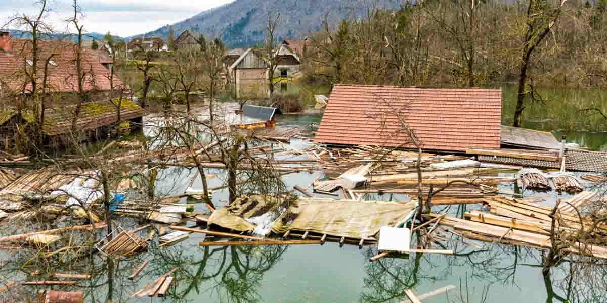 Dreaming of Flood Outside the House